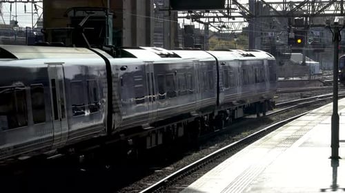 Zug fährt aus dem Bahnhof