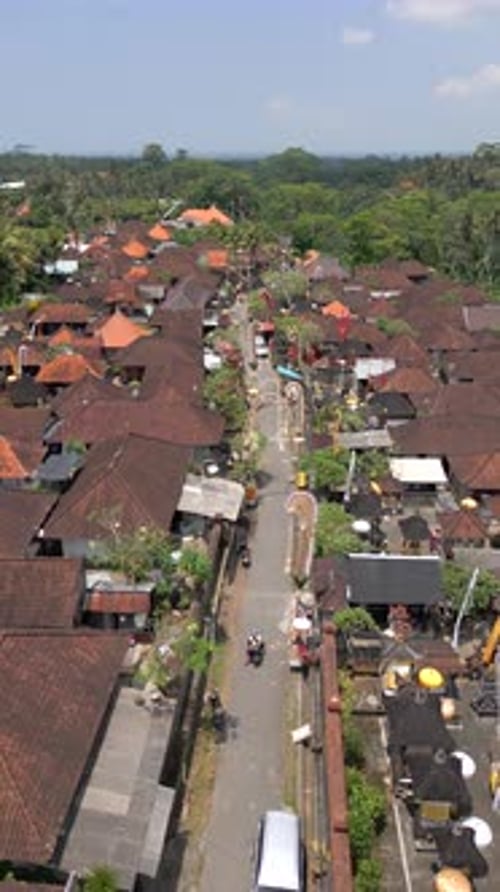 Vue aérienne d'un village décoré pendant les vacances de Galungan à Ubud, Bali, Indonésie