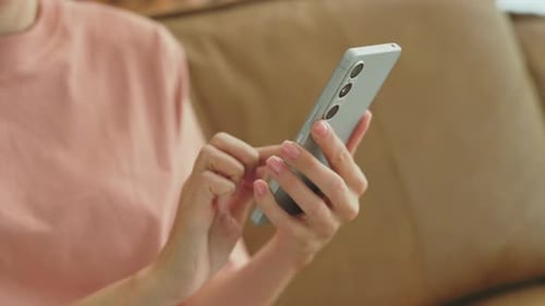 Nahaufnahme einer weiblichen Hand mit Smartphone