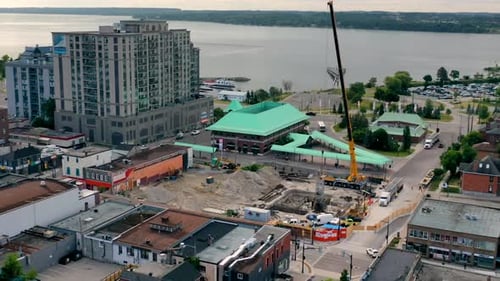 Hiperlapso de una obra en construcción en etapas iniciales.