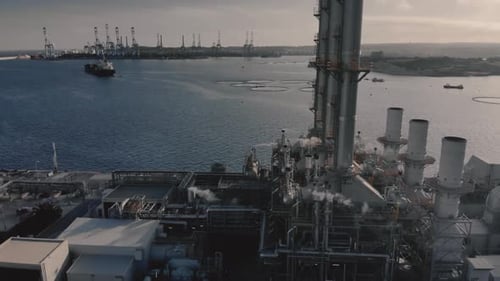 Drohnenaufnahme eines Kraftwerks für Energie und Umwelt mit Meereshintergrund