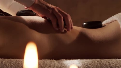 Une femme reçoit un traitement de massage de la part d'un thérapeute. Procédure de massage dans les soins de santé du spa