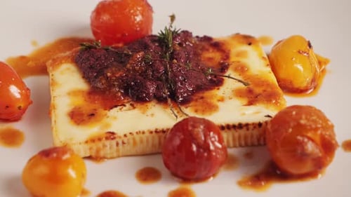 Fromage feta frit, servi avec sauce spéciale et tomates cerises, fromage cuit au four