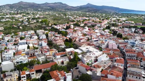 Vue aérienne des bâtiments de l'île d'Égine, golfe Saronique, Grèce