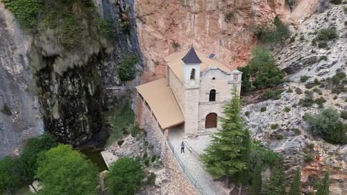 Vídeo aéreo de la pintoresca Ermita del Lalobador en Castelluta, Masterzago, Teruel, Aragón