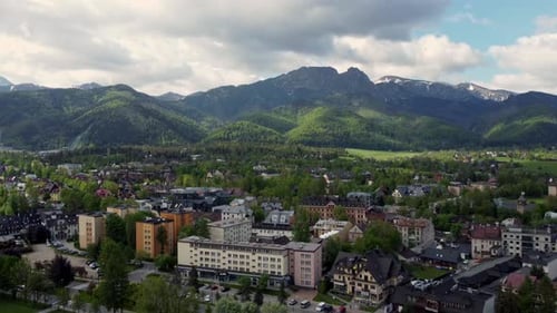 Survol de Zakopane, en Pologne, une station balnéaire à l'architecture traditionnelle de Goral près du Poli