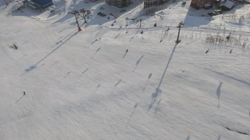 Vue aérienne de la piste de Sheregesh avec la ligne de télécabine et les longues ombres Théâtrales