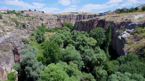 Luftaufnahme der Schlucht und des Tals mit malerischen Felsen, Türkei.