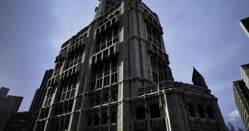 Un edificio histórico se alza bajo un cielo nublado en un entorno urbano
