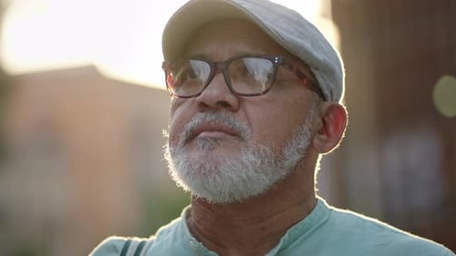 Hombre latino hispano inspirado en la ciudad al atardecer Retrato de un anciano jubilado