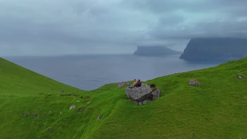 Impresionantes vistas desde la isla Kalsoy en las Islas Feroe en un día nublado