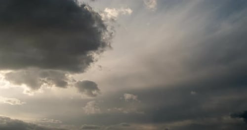El movimiento de las sombrías nubes oscuras en el cielo al atardecer