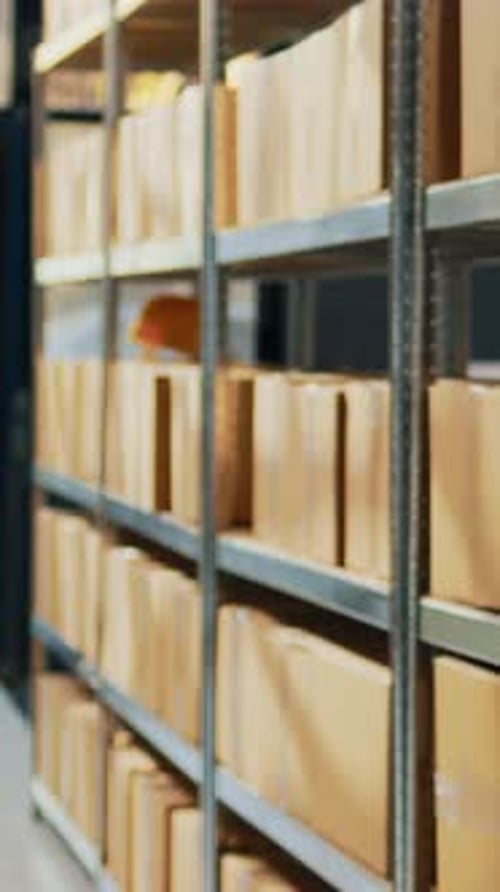 Salle de stockage vidéo verticale vide avec des colis sur des supports de dépôt
