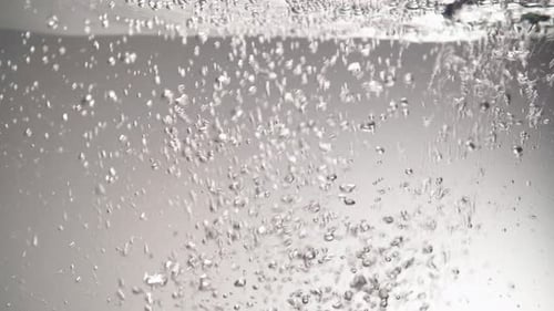 Remplissage de récipients avec des bulles d'eau sous l'effet d'un mouvement
