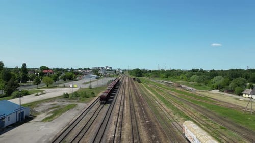 Volando sobre las vías del tren con puentes y trenes. Imágenes de Zumbido Paisaje urbano