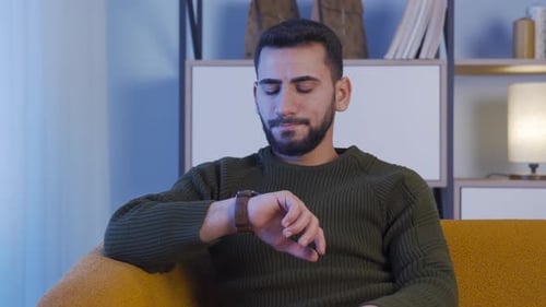Esperando por alguém à noite.