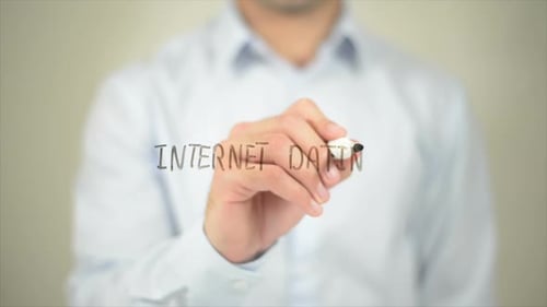 Internet-Dating, Mann schreibt auf transparentem Bildschirm