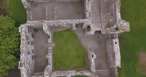 La
colina de Slane se considera tradicionalmente como el lugar donde San Patricio encendió el primer incendio de Pascal
en