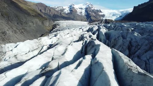 Gletscher von oben in Island Reine arktische Natur mit blauem Eis und weißem Schnee im magischen Winter