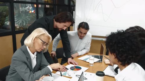 Mitglieder des Führungsteams bei der Vorstandssitzung Professionelle Unternehmensleiter arbeiten, verhandeln und diskutieren