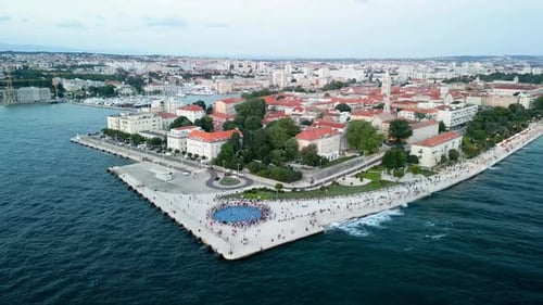 Luftaufnahme über dem Sonnenuntergangsdenkmal von Zadar, Meeresküste, auch Sonnendenkmal genannt, ist gefangen