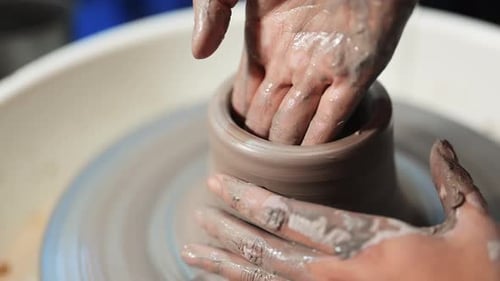 Carafe à fabriquer des potiers professionnels sur cercle