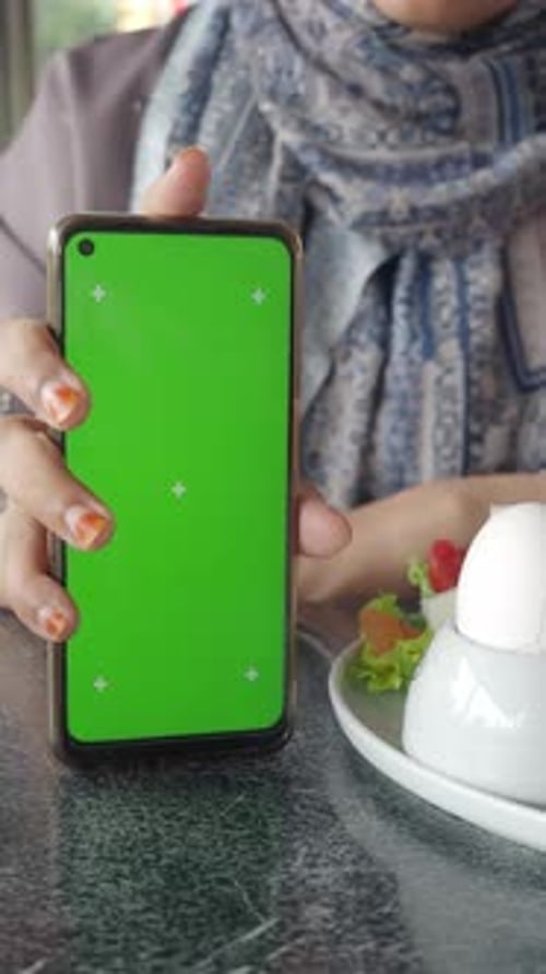Green Screen Smartphone in a Caf Setting
