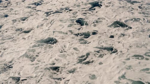Meerwasser mit weißen Schaumwellen