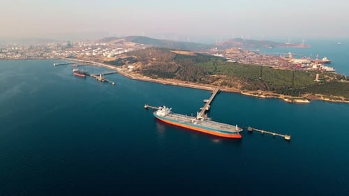 Crude Oil Sea Terminal with Oil Ship Tanker Ship Unloading Operation