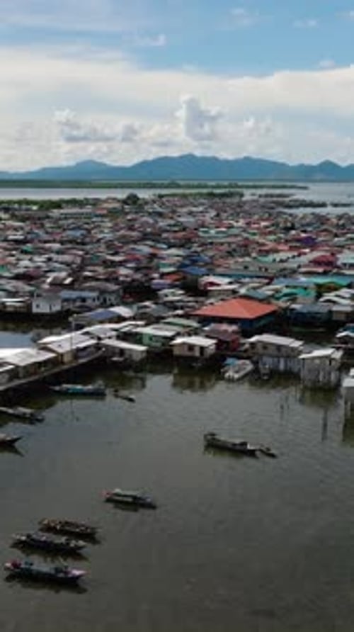 Villages de pêcheurs sur l'eau à Bornéo en Malaisie