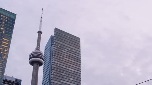 Langsam fahrende dynamische Kamerabewegungsaufnahme des CN Tower in Toronto, Kanada, in 4K.