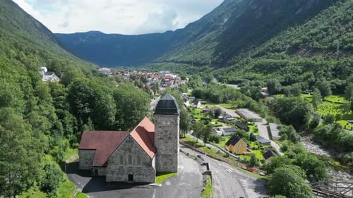 Église et village de Rjukan à Vestfold og Telemark, Norvège - Vue aérienne 4k