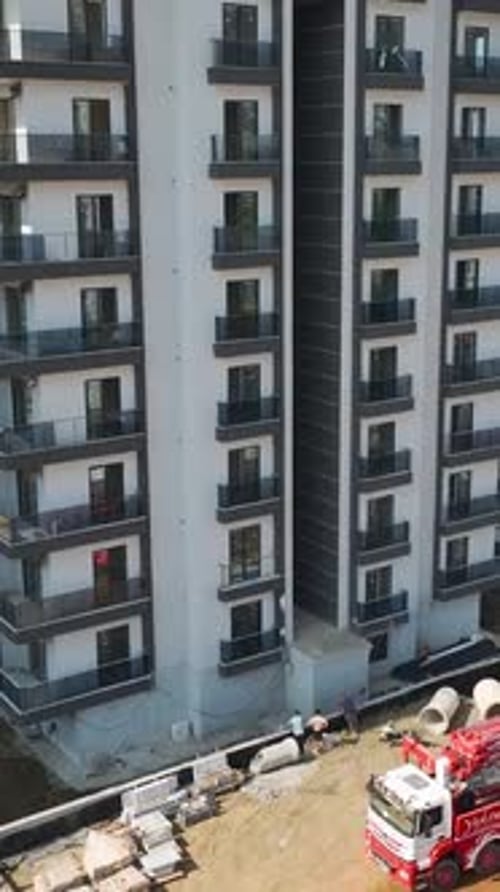 Vídeo vertical, elegancia aérea, construcción de casas, balcones y ventanas