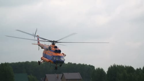 Nowosibirsk, Russland, 31. Juli 2016: Russischer Militärhubschrauber in der Luft. Fliege