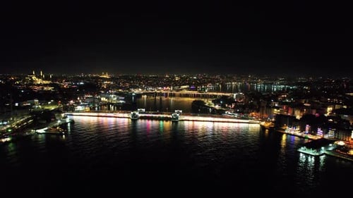 Pontes de Istambul à noite. Bósforo à noite. Aéreo noturno de Istambul