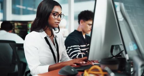Mujer, desarrolladora y escribiendo en el ordenador en la oficina para investigar, programar y actualizar software