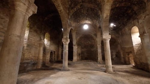Interior de la antigua iglesia de piedra 2