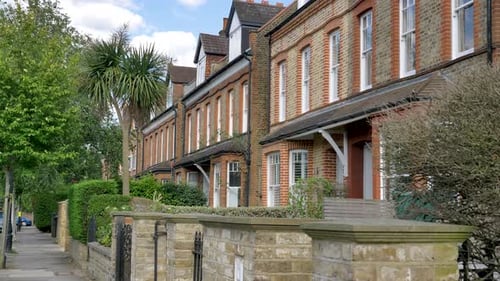Exterior de las casas de Londres durante el verano