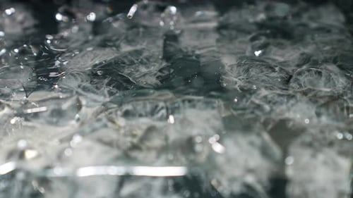 Eiswürfel, die mit Sauerstoffblasen im Wasser schwimmen