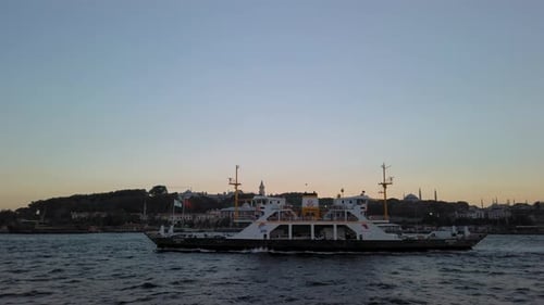Yacht de mer au coucher du soleil dans le Bosphore d'Istanbul. Pont du Bosphore d'Istanbul, mer 15, pont de Temmuz
, bateau et yacht