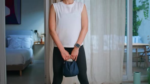 в колготках на корточках Какие вещи активнее всего покупали в России в 2024 году? На этот вопрос в карточках отвечает Анна Якимова, эксперт Fashion Factory School по ассортиментной стратегии и автор телеграм-канала @etotryapki. По слову «байер»