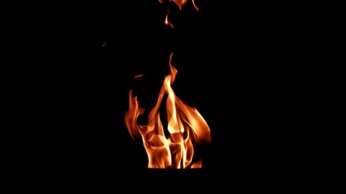 Flammen auf schwarzem Hintergrund, gefilmt in Zeitlupe mit 1000 Bildern pro Sekunde