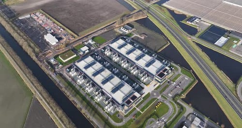 Centro de datos en Holanda Septentrional que muestra infraestructura de TI, tecnología de Internet, inteligencia artificial, espacio de servidores y