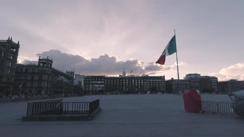 Epic Skylight Main Constitution Square, Historisches Zentrum von Mexiko-Stadt, CDMX Vibes, Schwenken der Nationalflagge