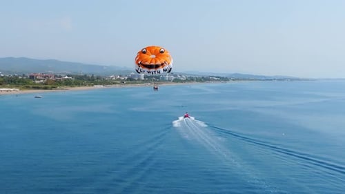 Luftpanorama vom Parasailing in der Türkei