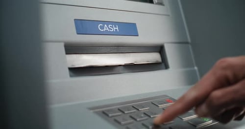 Nahaufnahme einer Person, die Tasten auf der ATM-Tastatur drückt und den PIN-Code eingibt, am Geldautomaten Geld ausgibt
