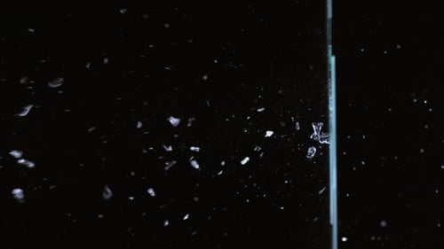 Zeitlupenaufnahmen von Kugeln, die durch Glas geschossen wurden, aufgenommen mit der Phantom Flex 4K-Kamera.