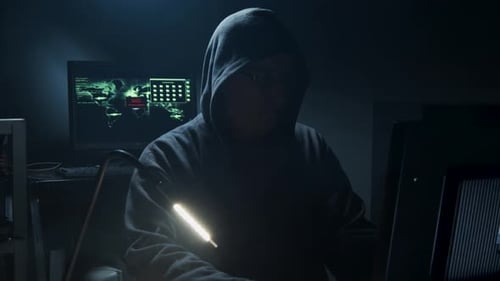 Un pirate informatique saisit du code informatique.