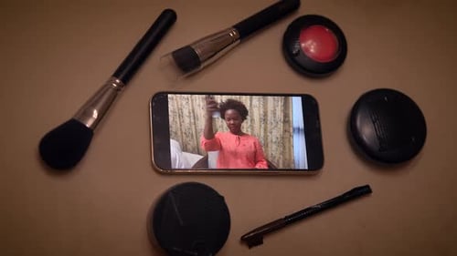 Joven Con Cabello Rizado Publicando La Grabación De Un Vídeo En Las Redes Sociales