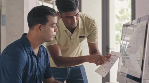 UX-Designer diskutieren das Projekt für mobile App im Büro